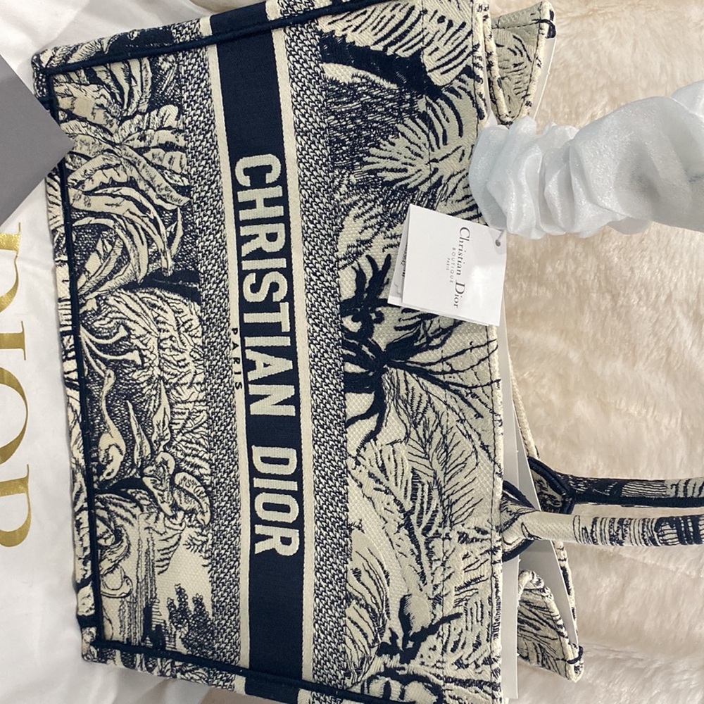 ‼️‼️SOLD‼️‼️Christian Dior tote - Picture 2 of 14